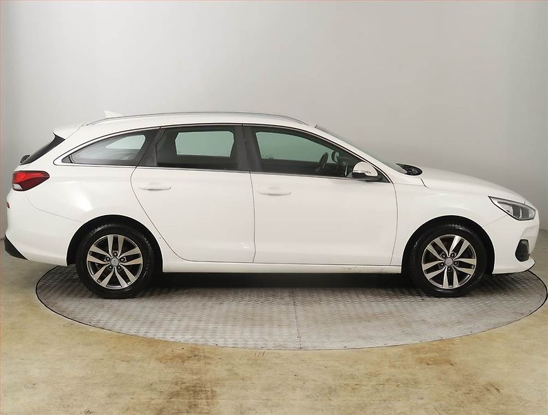 Hyundai i30 (2019) 1.6 CRDi, Tempomat - fotka 6 z 19