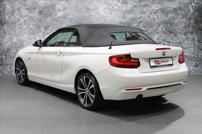 BMW Řada 2 2,0 220i 135KW cabrio - fotka 4 z 37