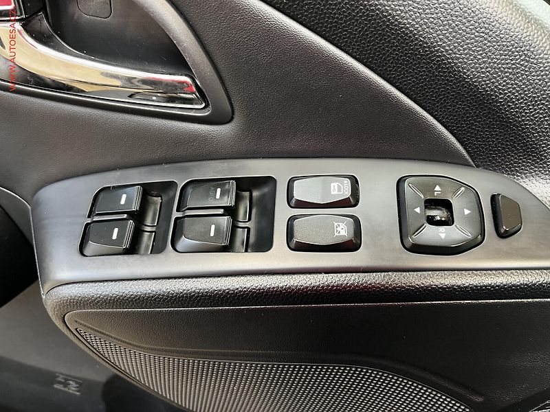 Hyundai ix35 (2011) 2.0CRDi 4x4, ČR, Xenon, AC - fotka 12 z 15