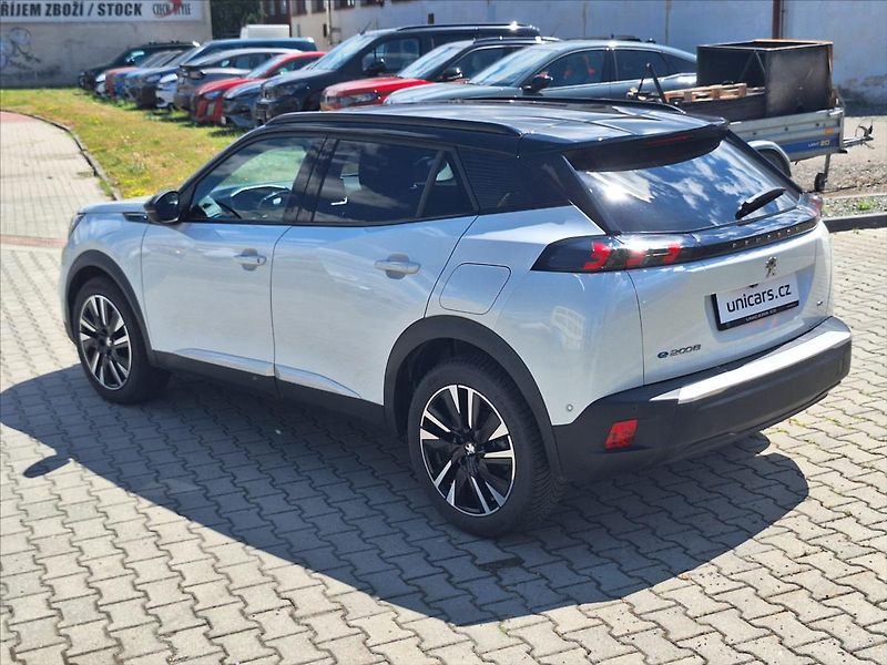 Peugeot 2008 0,0 e  GT ČR 1maj nehavarováno - fotka 9 z 15