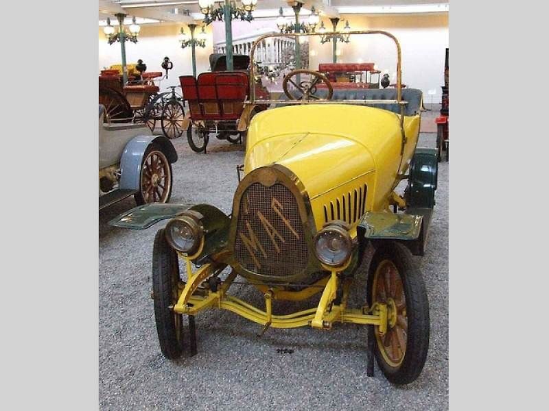 Motocykl z produkce firmy Bekamo z roku 1922. Tento stroj byl vyroben s dřevěným rámem, z obou stran pokrytým plechovými výztuhami.