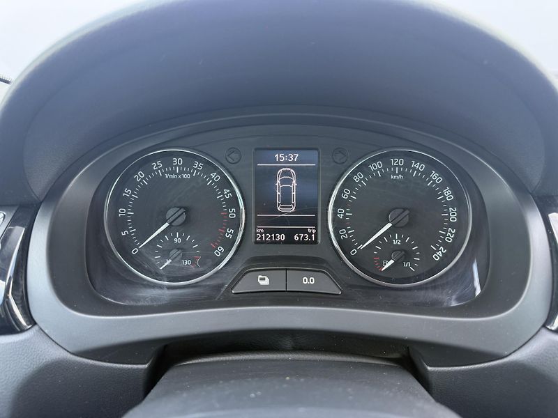 Škoda Rapid (2014) 1.6 TDI DSG Style ser. knížka - fotka 18 z 25