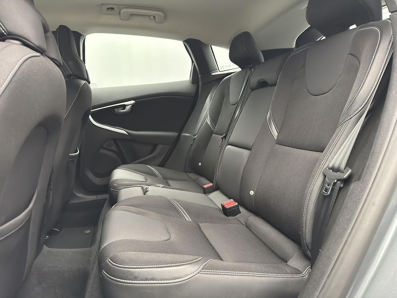 Volvo V40 D2 KINETIC REZERVACE - fotka 6 z 47