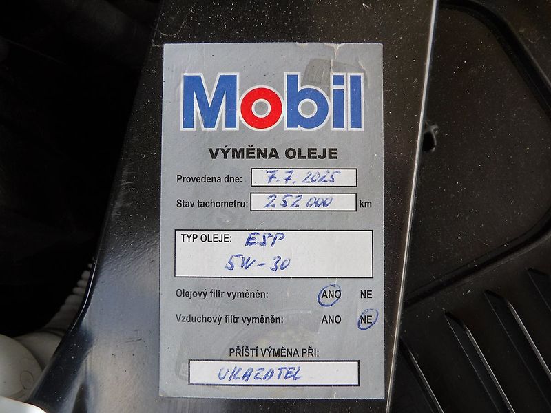 Volkswagen Passat 2.0TDI Comfort Adaptiv Navi - fotka 31 z 33