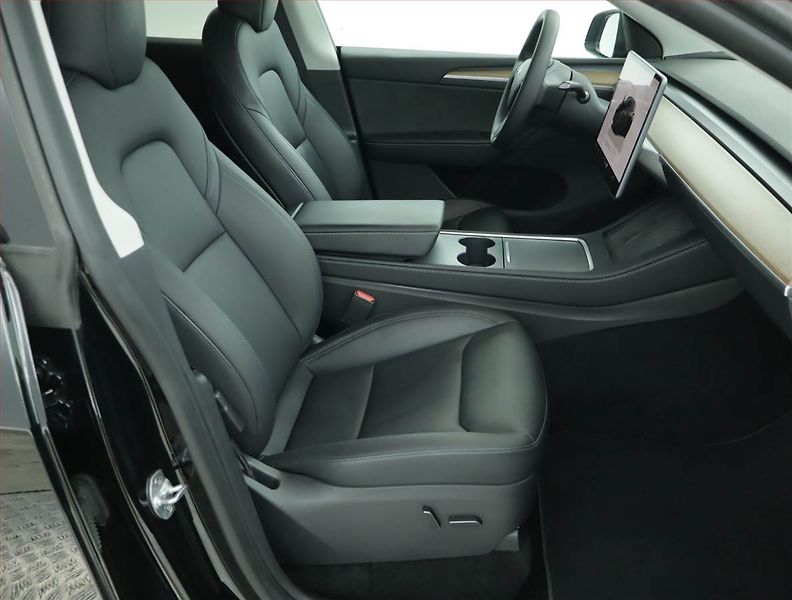 Tesla Model Y (2023) Performance 79kWh, SoH 92% - fotka 9 z 21