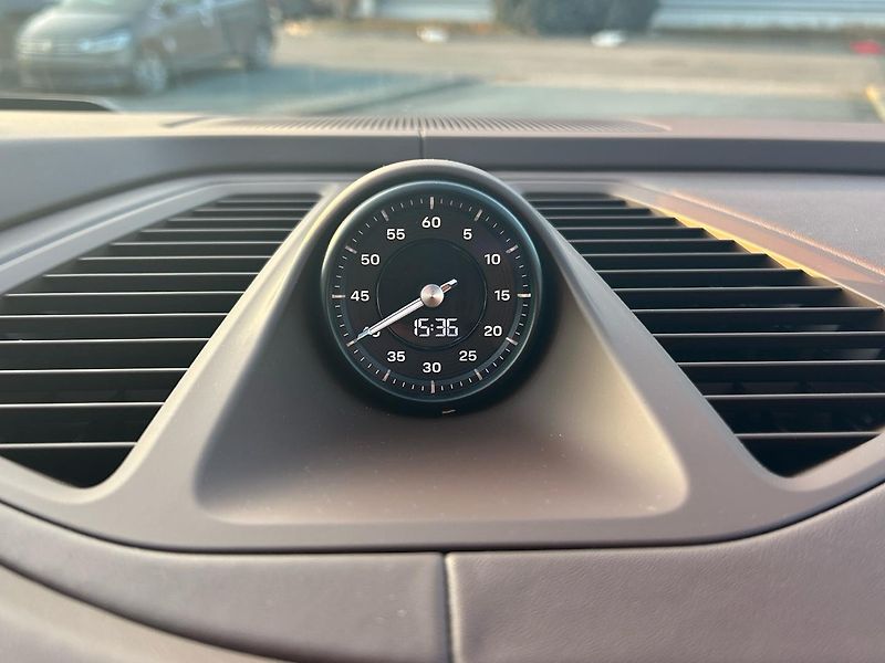 Porsche Macan 4S Electric - fotka 27 z 30