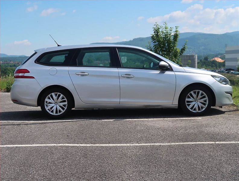 Peugeot 308 (2015) 1.2 e-THP, nová STK, zamluveno - fotka 6 z 14