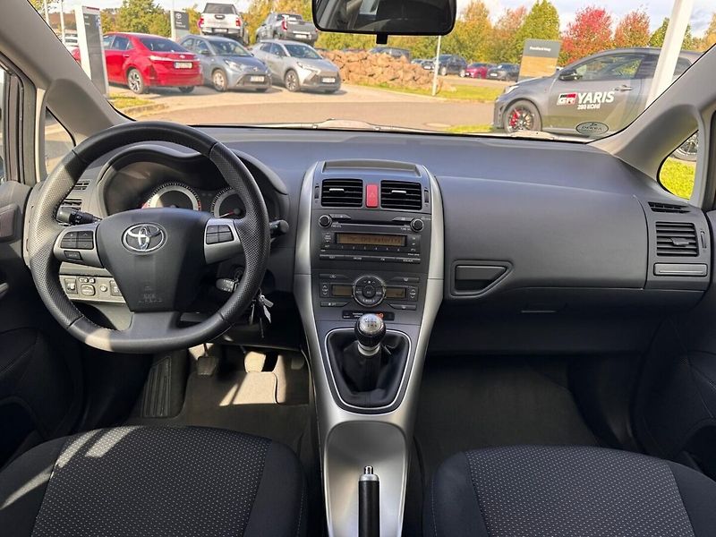 Toyota Auris 1.6 - fotka 10 z 13