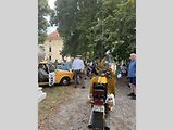 Historické autobusy se sjely do Slavkova. Obdivovali je lidé v zámeckém parku.