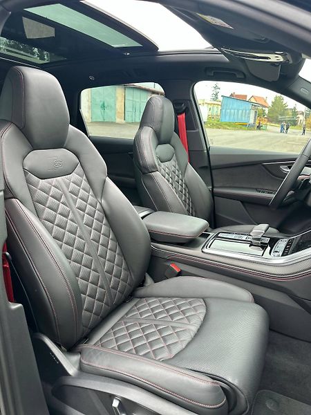 Audi Q7 (2024) S-LINE QUATTRO V ZÁRUCE 360 - fotka 16 z 39