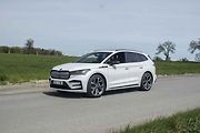 Celkově je design usedlejší než u RS Coupé, ale také vyváženější.