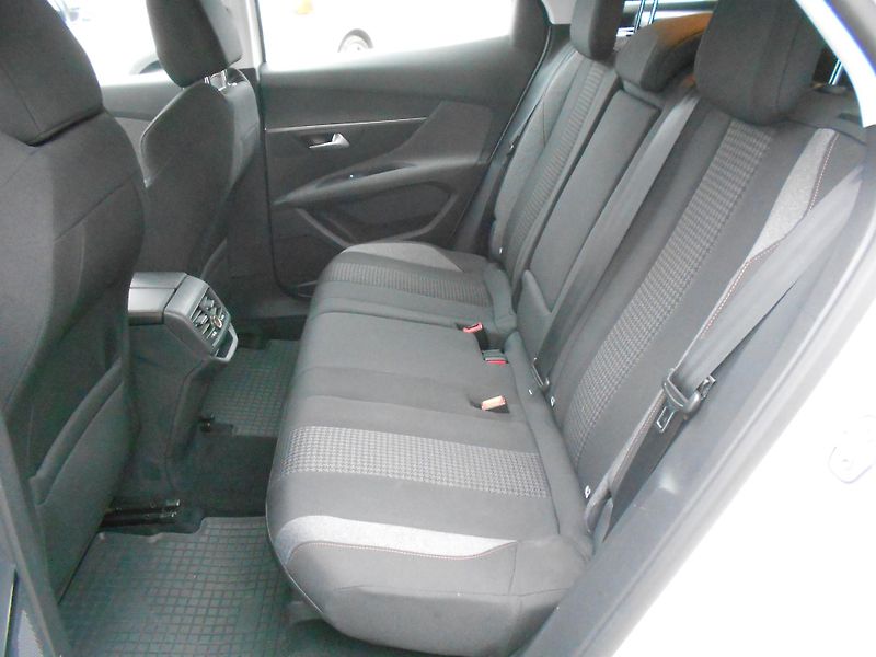 Peugeot 3008 Active 1,2PT servis zdarma - fotka 10 z 12