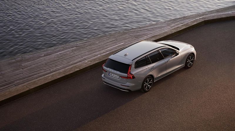 Volvo V60 (2026) B4 PLUS DARK AUT - fotka 11 z 17