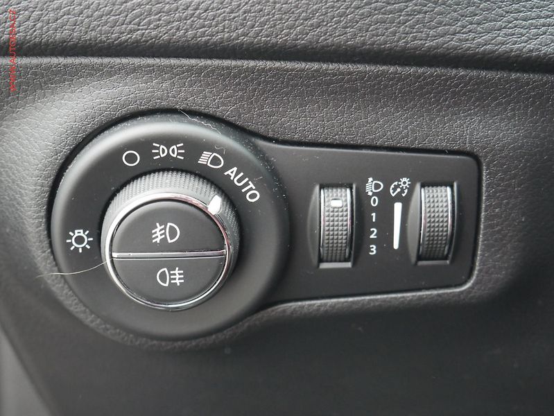 Jeep Compass (2018) 1.6 M-Jet, ČR, Longitude - fotka 17 z 21