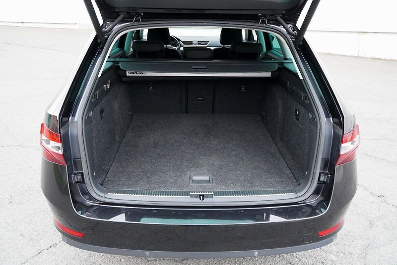 Škoda Superb 2.0 TDI 140kW 4x4 full servis - fotka 36 z 37