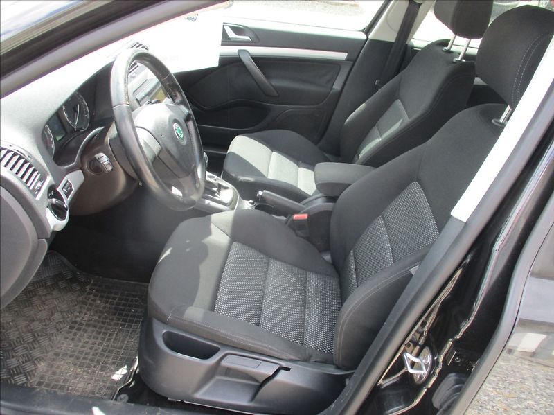 Škoda Octavia 1,6 MPI, aut.klima,serviska, - fotka 13 z 28