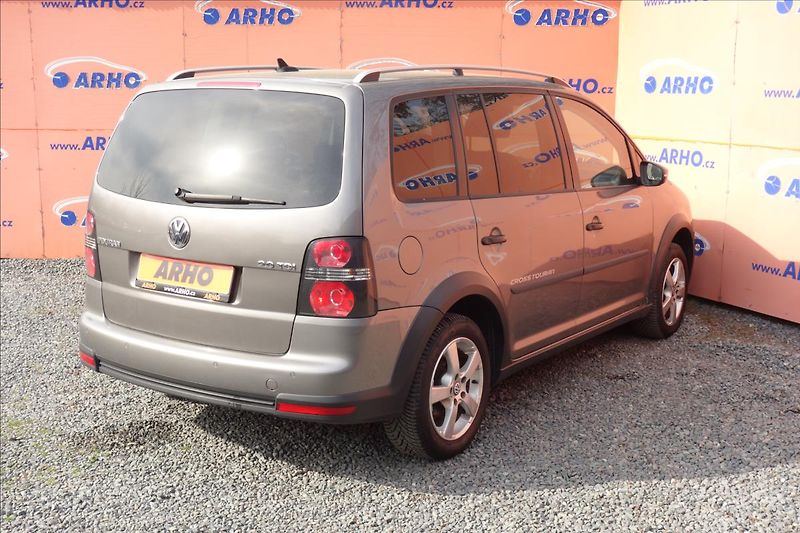 Volkswagen Touran 2,0 TDi,SERV.KN.,CROSS,7 MÍST. - fotka 7 z 32