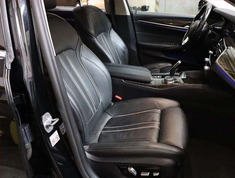 BMW Řada 5 (2019) Luxury Line 530d xDrive, 4X4 - fotka 9 z 25