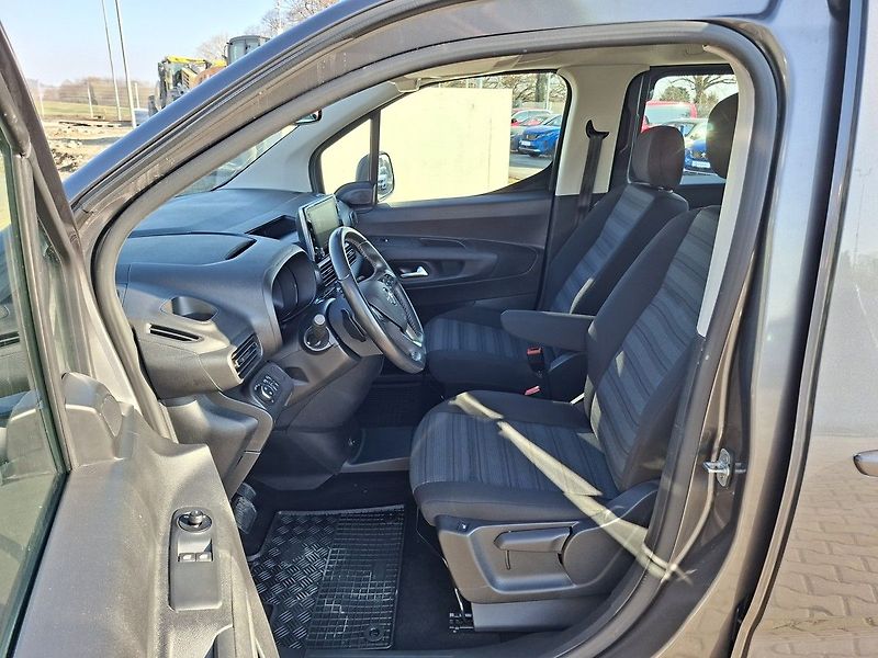 Opel Combo LIFE XL 1,2T 130k EAT8 7.Míst - fotka 13 z 25