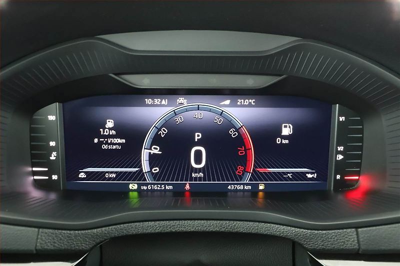 Škoda Karoq (2022) 1.5 TSI - fotka 10 z 16