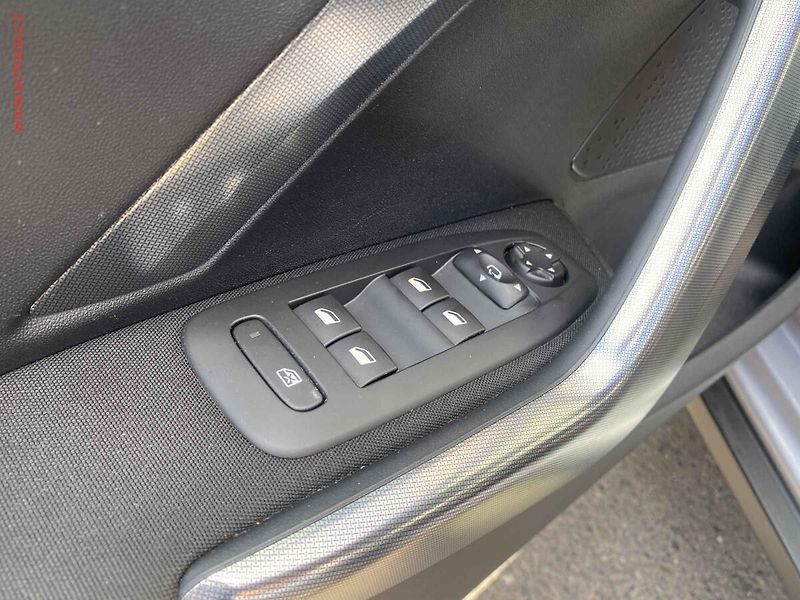 Peugeot 2008 (2016) 1.2 PT, AT, navi - fotka 13 z 16