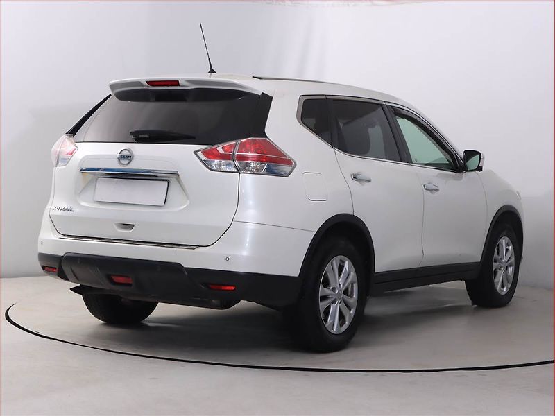 Nissan X-Trail (2015) Tekna 1.6 dCi, 4X4, 7 míst - fotka 5 z 23