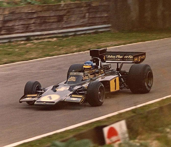 Emerson Fittipaldi v kokpitu Lotusu 72 s šéfem týmu Coline Chapmanem.