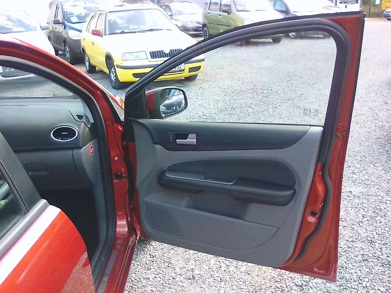 Ford Focus (2009) 1.8i 16V Titanium, 1.majitel - fotka 19 z 28