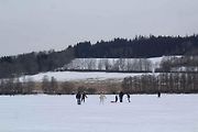 U Horní Plané se na zamrzlém Lipně vesele bruslí. Sem tam tudy ale na druhý břeh přejede i auto. Jen o pár set metrů dál přitom stále jezdí přívoz