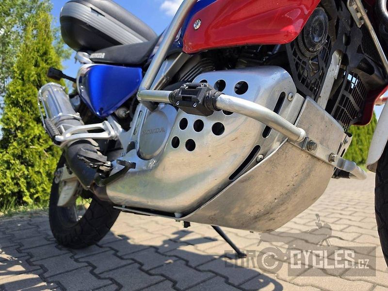Honda XRV 750 Africa Twin (2001) - fotka 4 z 18