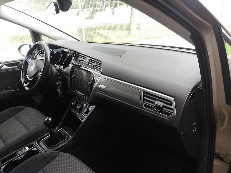 Volkswagen Touran 1.2TSi,81kW,7.MÍST,KAMER.VÝHŘE - fotka 15 z 28
