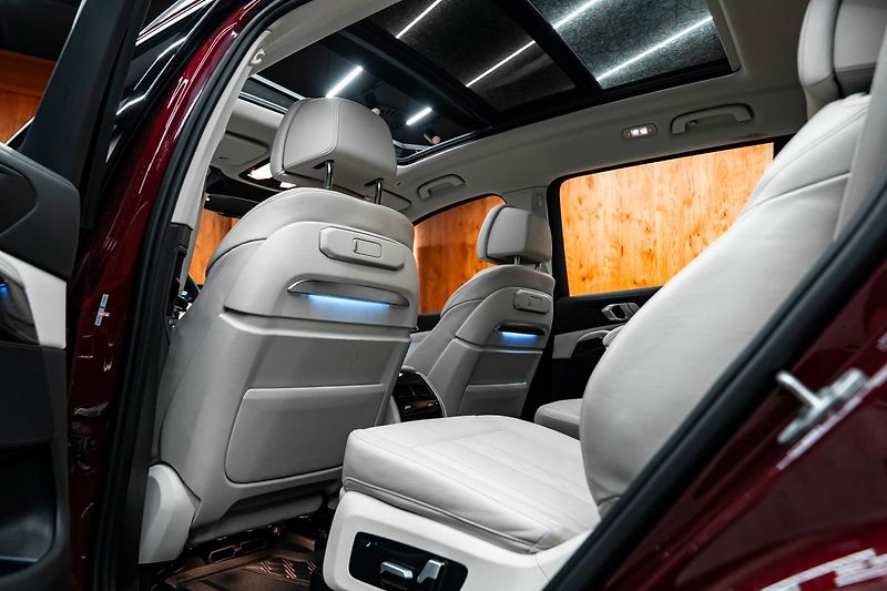 BMW X7 40i - fotka 22 z 27