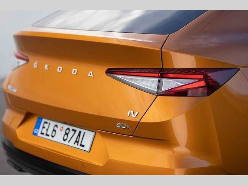 Plně elektrické SUV Škoda Enyaq Coupé iV (na snímku) se představilo v roce 2022 a vzbudilo u zákazníků velký zájem. Automobilka zrychluje svoji elektrickou ofenzivu: do roku 2026 představí tři zcela nové elektrické modely a další budou následovat.