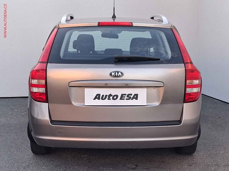 Kia Ceed (2009) 1.4CVVT, ČR, AC, tempo - fotka 5 z 15