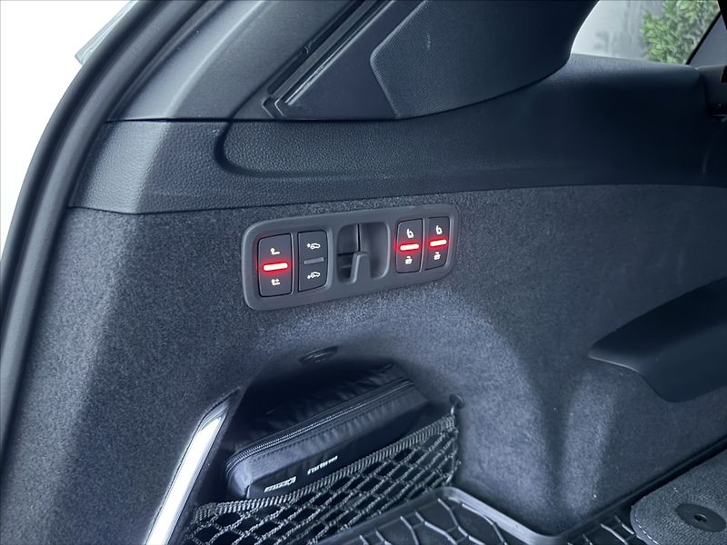 Audi SQ7 4,0   TFSI 507HP MATRIX B&O ČR - fotka 34 z 41