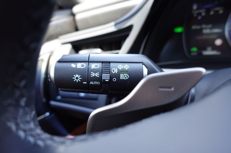 Lexus ES 300h ES300h 2,5HSD Prestige Top - fotka 32 z 39