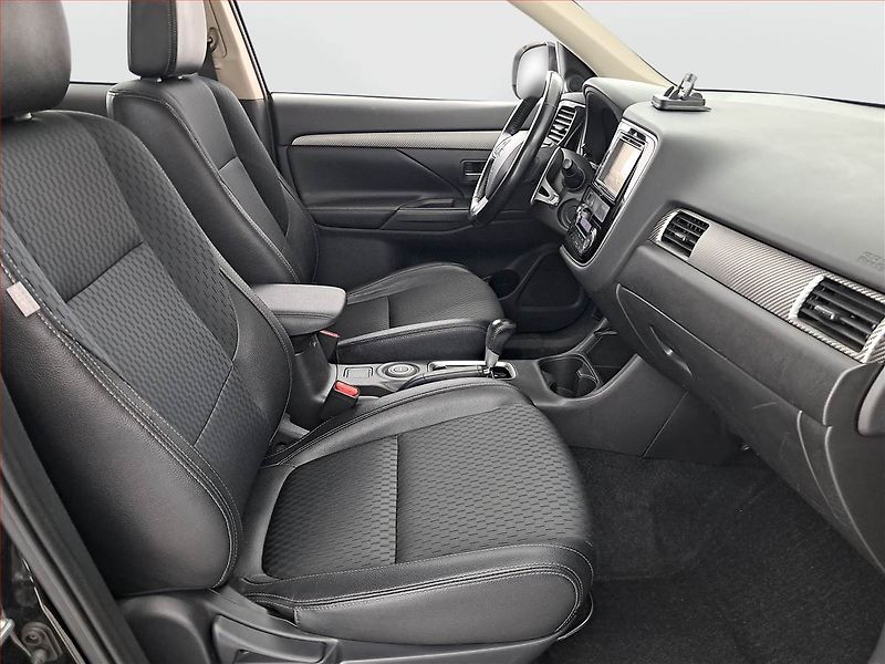 Mitsubishi Outlander (2014) 2.2 DI-D, 4X4, Automat - fotka 9 z 23