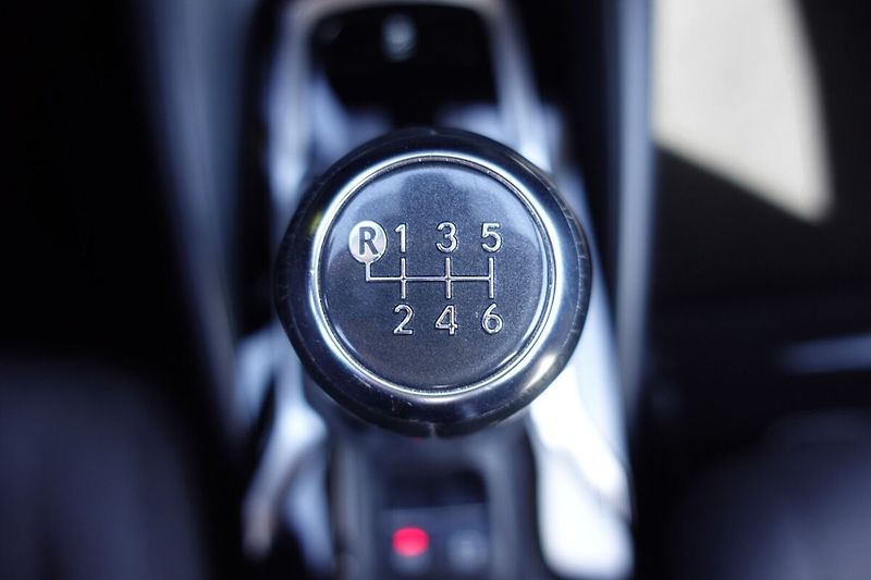 Toyota Corolla 1.5 BA 6 MT Comfort + Tech - fotka 20 z 32