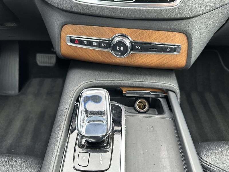 Volvo XC90 T8 plug-in hybrid Recharge - fotka 25 z 32