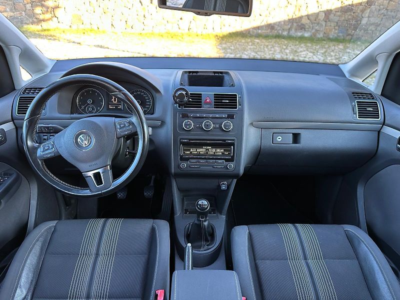Volkswagen Touran (2012) - fotka 18 z 27