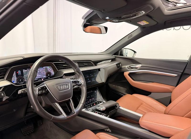 Audi Q8 e-tron 55 Q 360kam Kůže 4 zóny Pano - fotka 11 z 16