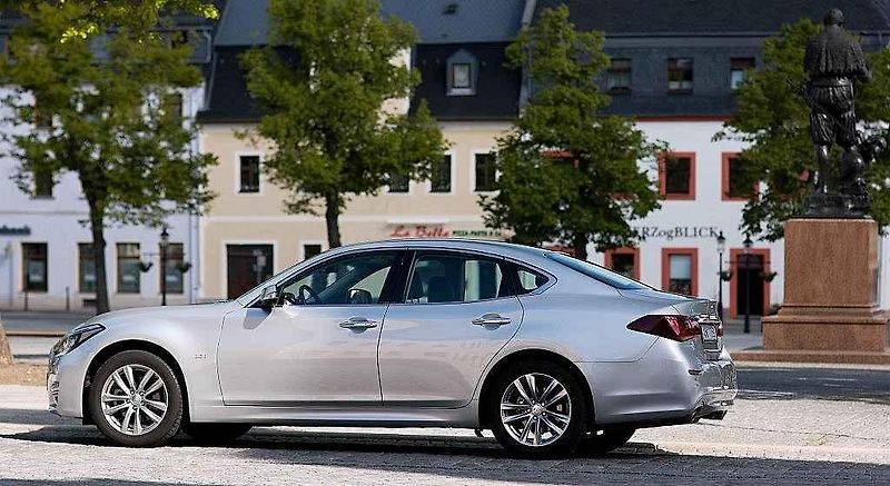 Infiniti Q70.