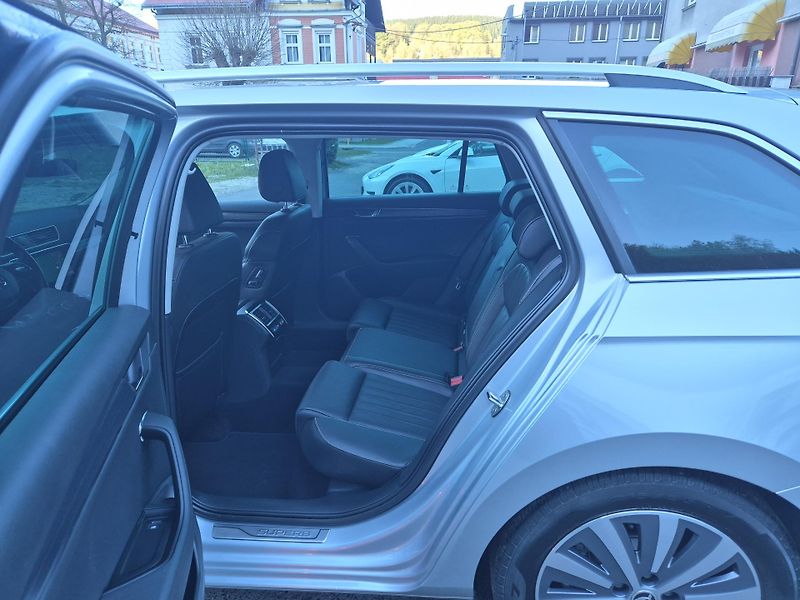 Škoda Superb Combi 2,0TDi 147kw DSG 17ALU - fotka 12 z 41