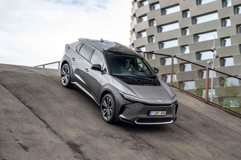 Toyota bZ4x při jízdě