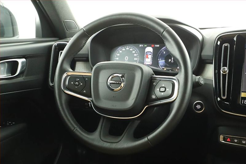 Volvo XC40 (2018) Inscription D4 AWD, 4X4 - fotka 14 z 16