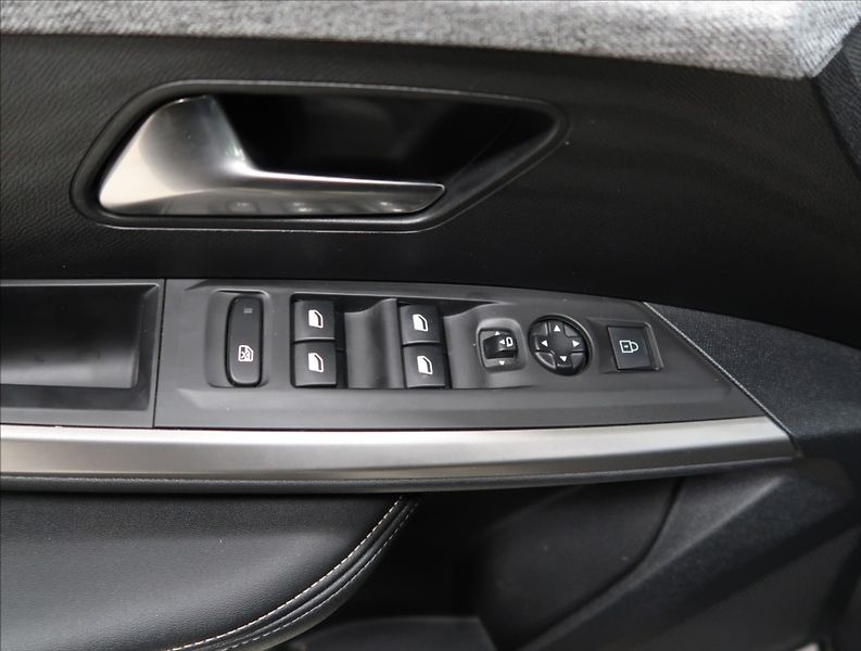 Peugeot 3008 1,2 ALLURE Hybrid 145 e-DCS6 - fotka 14 z 29