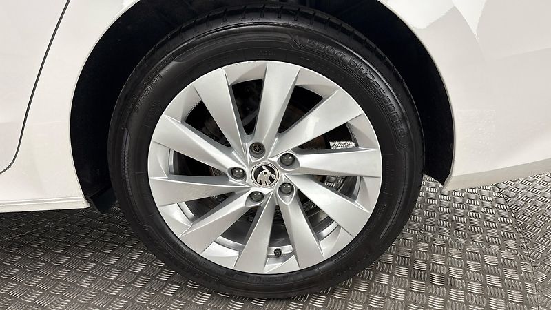 Škoda Octavia 2.0 TDI DSG Style Combi - fotka 19 z 25
