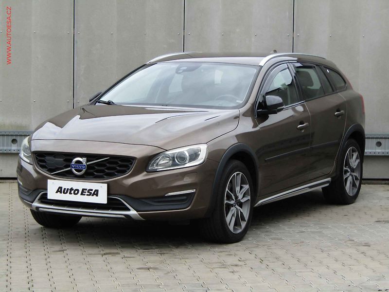 Volvo V60 (2017) 2.0 D, 1.maj, Cross Country - fotka 3 z 20
