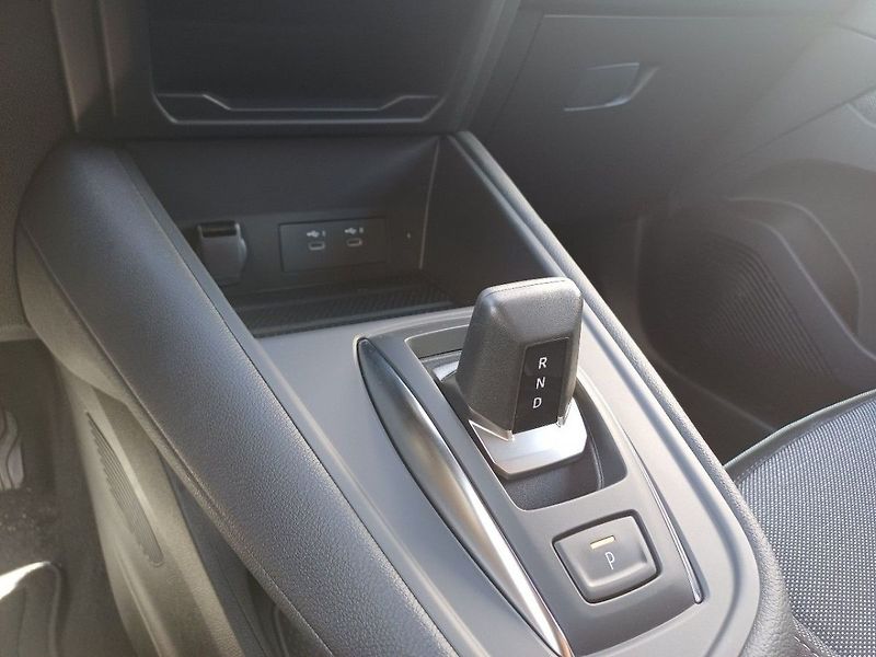 Mitsubishi Grandis INTENSE+ 1.3 DI-T MILD HYBRID - fotka 13 z 20