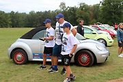 Z 33. Mezinárodního srazu Beetle a New Beetle na téma Naruby u zámku Kačina ve Svatém Mikuláši.